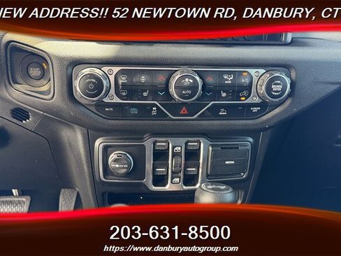 Used 2024 Jeep Wrangler Unlimited w/ Convenience Group AWD/4WD image 17
