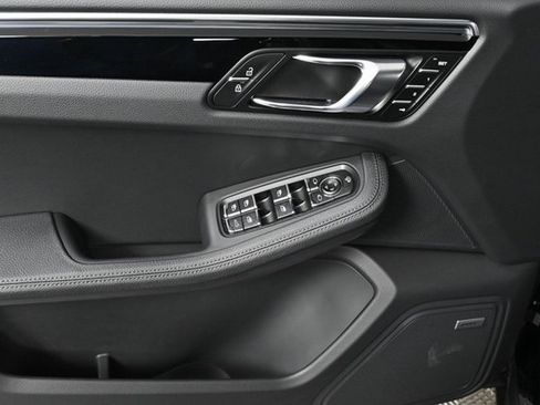 Certified 2025 Porsche Macan image 6
