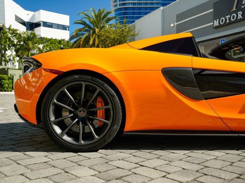 Used 2018 McLaren 570S Spider image 30