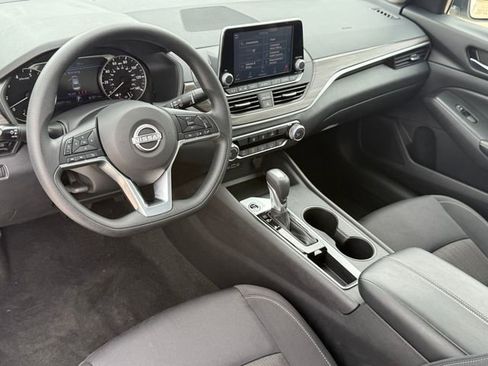 Used 2025 Nissan Altima 2.5 SV FWD image 9