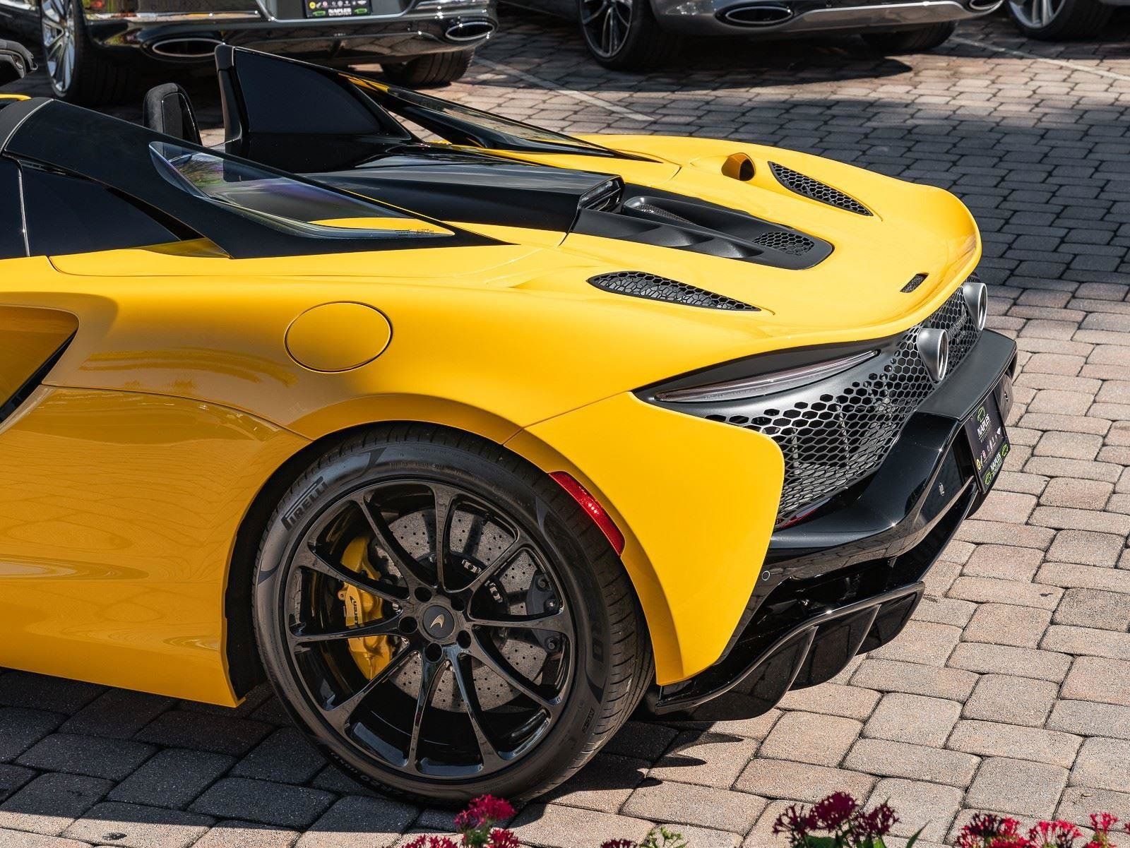Used 2025 McLaren Artura Spider RWD image 33