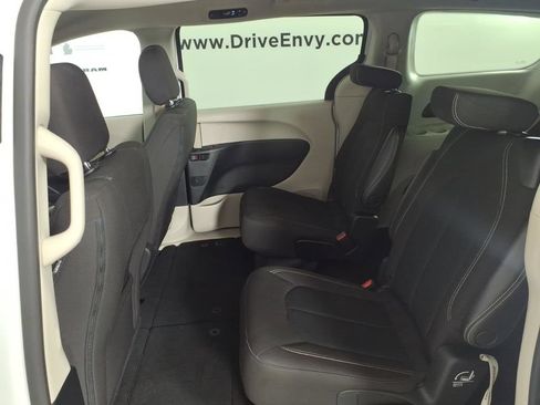 Used 2023 Chrysler Voyager LX FWD image 9