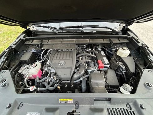 Used 2023 Toyota Highlander L FWD image 12