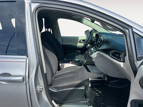 Used 2018 Chrysler Pacifica Touring Plus FWD image 15