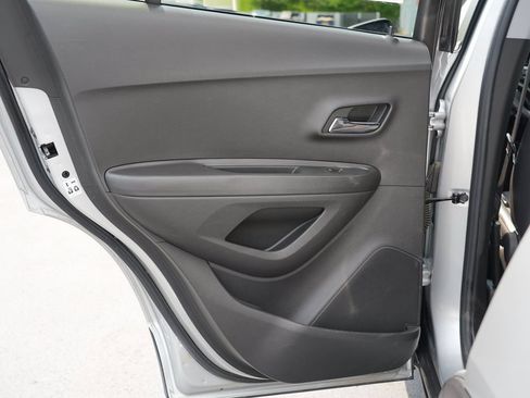 Used 2019 Chevrolet Trax LT w/ LT Convenience Package FWD image 19