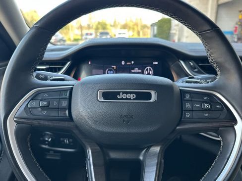 Used 2023 Jeep Grand Cherokee Limited image 24