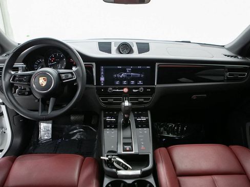 Certified 2024 Porsche Macan image 13