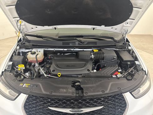 Used 2025 Chrysler Pacifica Select FWD image 19