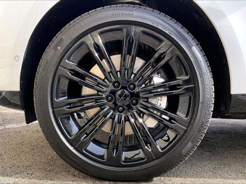 New 2026 Land Rover Range Rover SE image 17