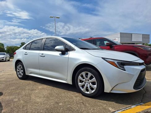 Used 2024 Toyota Corolla LE FWD image 2