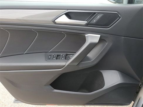 Used 2023 Volkswagen Tiguan SE image 19