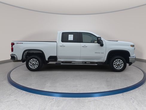 Used 2025 Chevrolet Silverado 2500 LT w/ Convenience Package AWD/4WD image 4