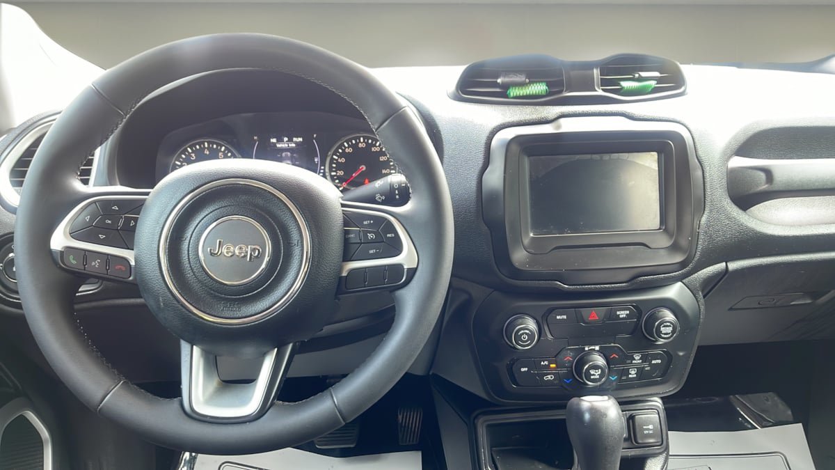 Used 2018 Jeep Renegade Latitude FWD image 10
