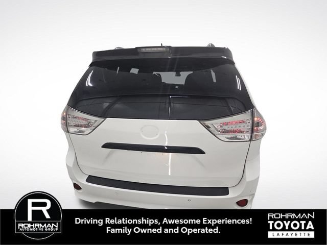Used 2020 Toyota Sienna SE Premium w/ Nightshade Edition FWD image 5