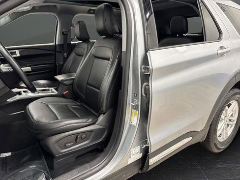 Used 2023 Ford Explorer XLT AWD/4WD image 4