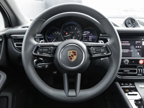 Certified 2025 Porsche Macan image 13