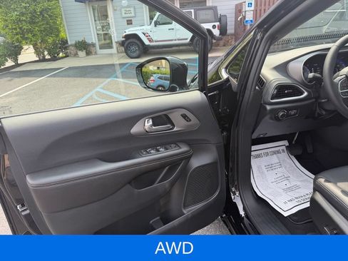 New 2027 Chrysler Pacifica Select AWD/4WD image 9