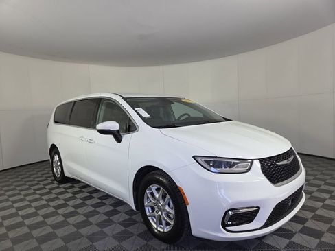 Certified 2023 Chrysler Pacifica Touring-L image 20