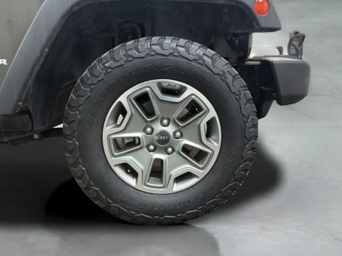 Used 2015 Jeep Wrangler Unlimited Rubicon w/ Connectivity Group AWD/4WD image 24