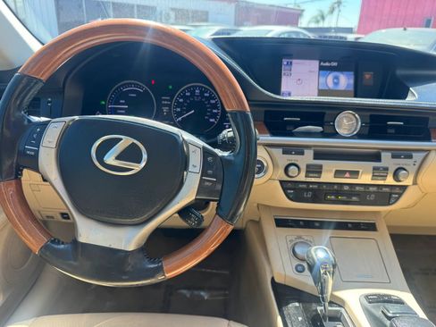Used 2013 Lexus ES 300h w/ Luxury Pkg FWD image 30