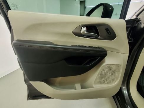 Used 2020 Chrysler Pacifica Touring-L Plus w/ Advanced Safetytec Group image 15