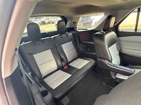 Used 2022 Ford Explorer XLT w/ Equipment Group 202A RWD image 18