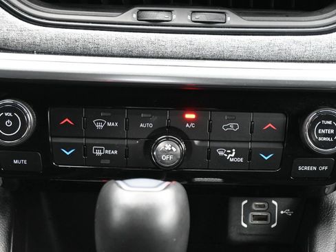 Used 2024 Jeep Compass Latitude w/ Convenience Group AWD/4WD image 17