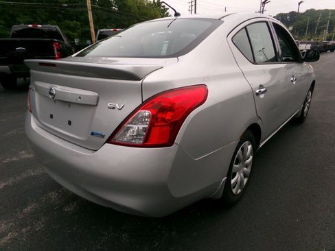 Used 2014 Nissan Versa SV FWD image 9