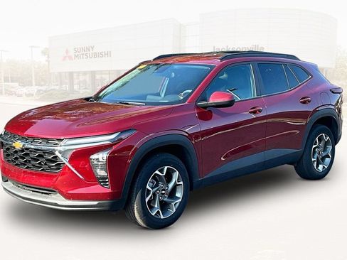 Used 2025 Chevrolet Trax LT FWD image 1