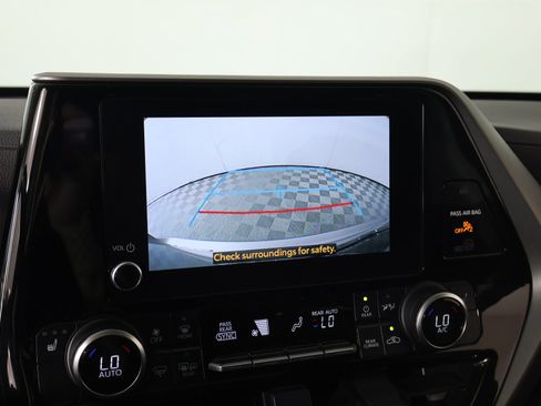 Used 2024 Toyota Highlander XLE FWD image 6