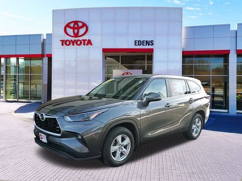 Used 2024 Toyota Highlander LE image 11