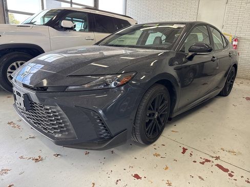 Used 2025 Toyota Camry SE image 1
