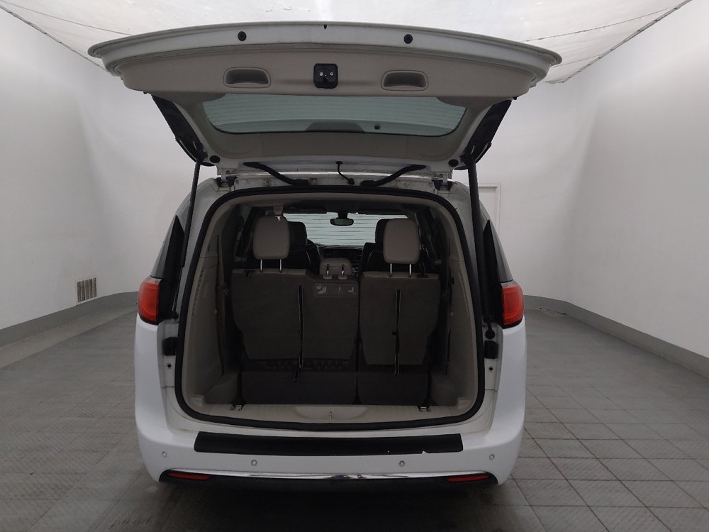 Used 2017 Chrysler Pacifica Touring-L FWD image 29