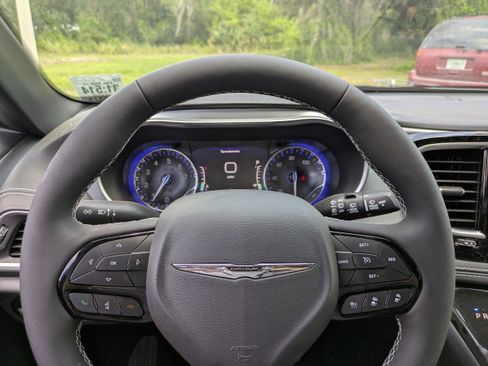 Used 2025 Chrysler Pacifica Limited FWD image 23
