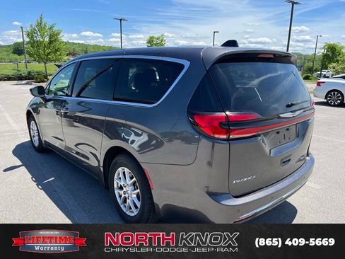 Used 2023 Chrysler Pacifica Touring-L FWD image 4