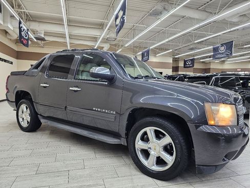 Used 2011 Chevrolet Avalanche LT w/ Regional Value Package RWD image 4