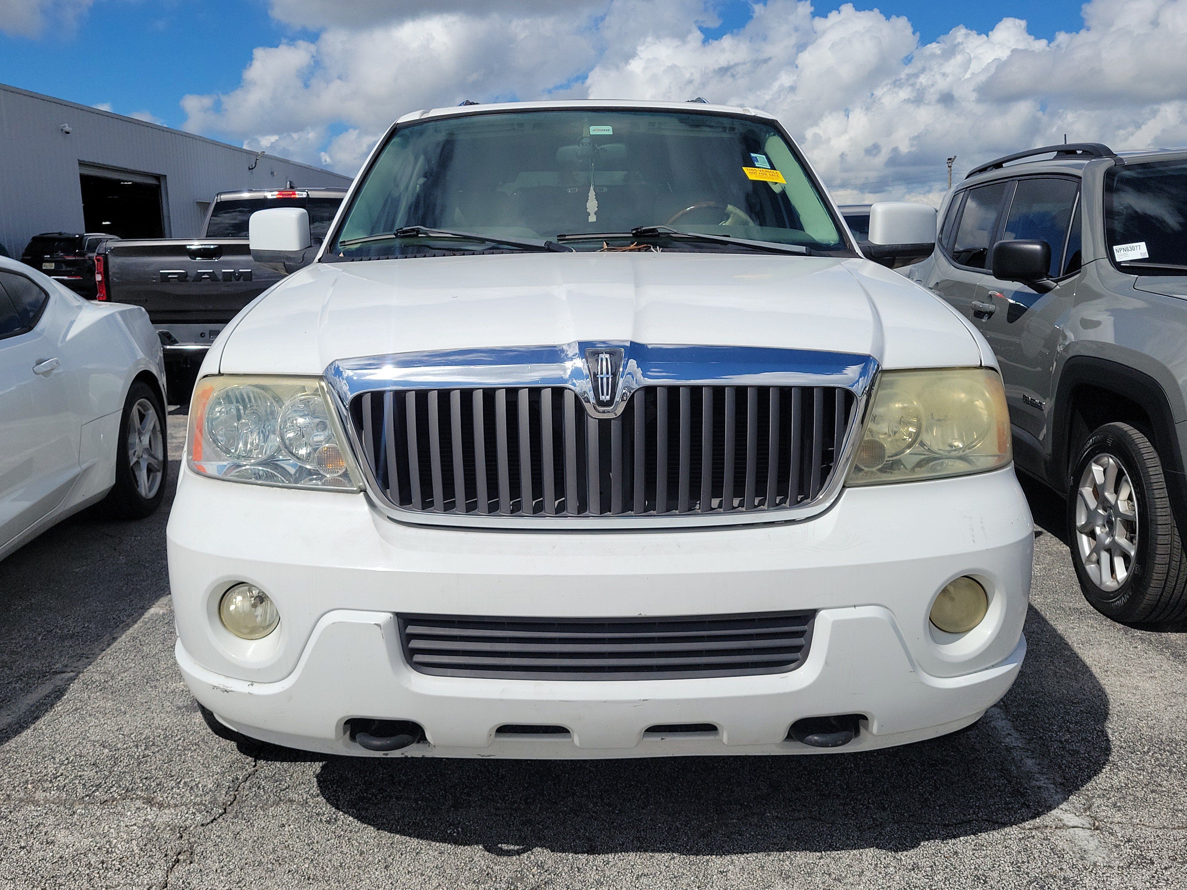 Used 2004 Lincoln Navigator Luxury RWD image 2