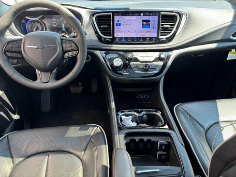 Used 2025 Chrysler Pacifica Limited FWD image 14