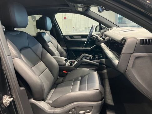 Used 2024 Porsche Cayenne image 34