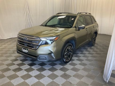 Used 2025 Subaru Forester Premium AWD/4WD image 4