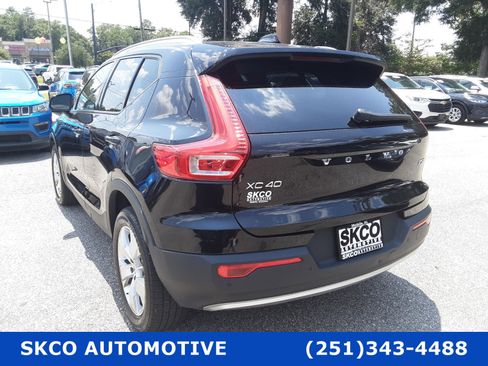 Used 2020 Volvo XC40 T5 Momentum image 3