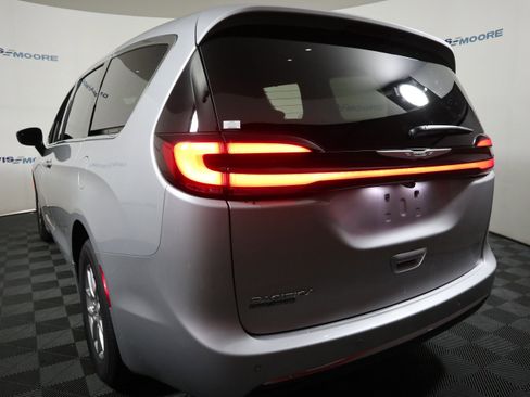 New 2026 Chrysler Pacifica Select image 10