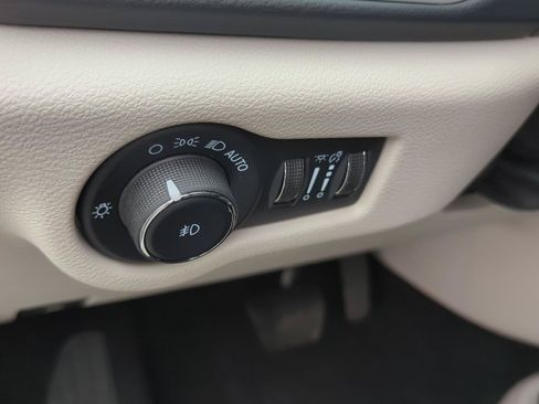 Used 2023 Chrysler Pacifica Touring-L FWD image 15