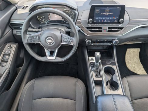 Used 2024 Nissan Altima 2.5 SV FWD image 6