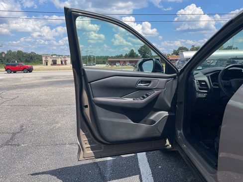 Certified 2025 Nissan Rogue SV image 8