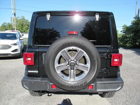 Used 2022 Jeep Wrangler Unlimited Sahara w/ LED Lighting Group AWD/4WD image 6