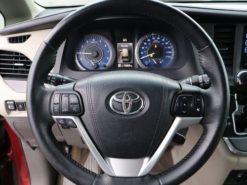 Used 2015 Toyota Sienna XLE Premium image 34
