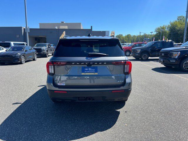 Used 2025 Ford Explorer Active AWD/4WD image 4