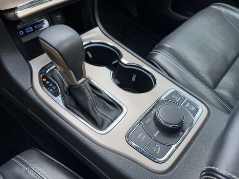 Used 2017 Jeep Grand Cherokee Overland image 25