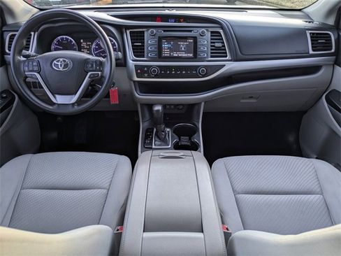Used 2019 Toyota Highlander LE image 15